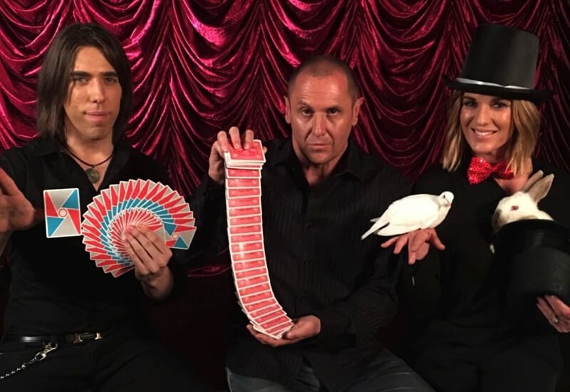 corporate-magician-sydney-roving-wedding-magicians corporate-magician-sydney-roving-wedding-magicians